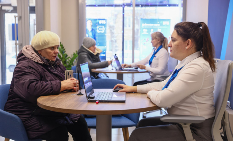 Пенсионеры в России все чаще выбирают получение выплат на банковскую карту