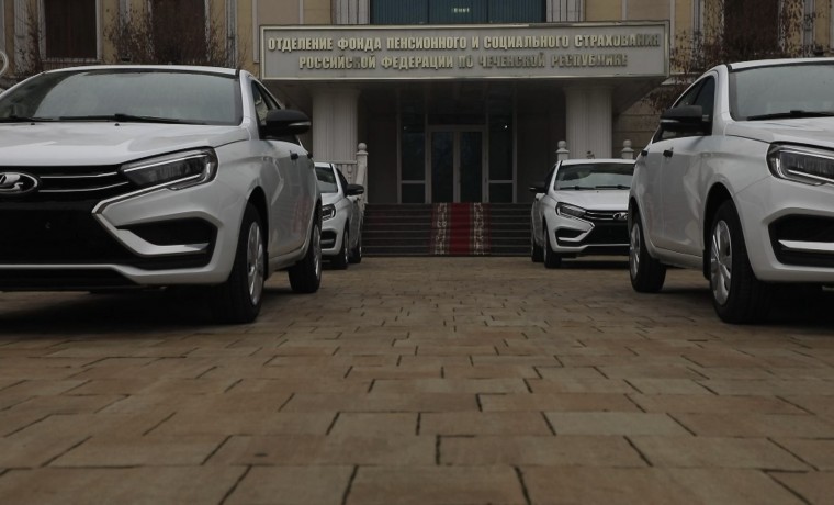 Отделение СФР по ЧР вручило ключи от новых автомобилей пострадавшим на производстве