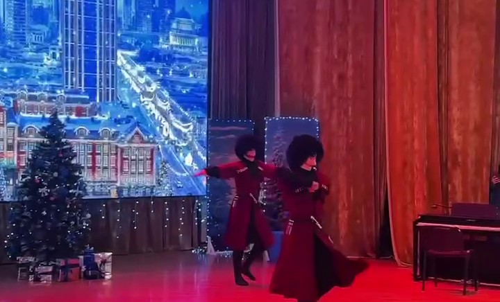 В ЧГУ им. А.А. Кадырова прошёл новогодний огонёк и итоговый концерт студенческого творчества