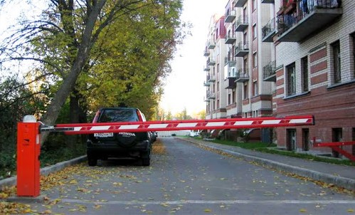 С 1 января ограничители въезда во дворы могут демонтировать из-за новых противопожарных требований