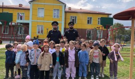 Автоинспекторы Итум-Калинского района обучили дошкольников правилам безопасного перехода дороги| грозный, чгтрк