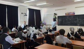 Уроки дорожной грамотности: в селе Виноградное инспектор ПДН провела беседу со школьниками| грозный, чгтрк