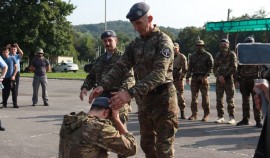 3 чеченских судебных приставов завоевали право ношения серых беретов