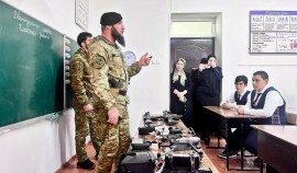 Сотрудники ОМОН «АХМАТ-Крепость» провели патриотический урок для грозненских школьников