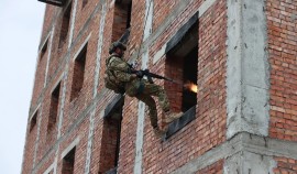 Сотрудники ОМОН из Чеченской Республики удостоены права ношения геральдического знака| грозный, чгтрк