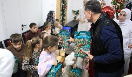 «Единая Россия» вручила сладкие наборы свыше тысячи детям в Чеченской Республике| грозный, чгтрк