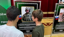 В Чеченской Республике проходит выставка стендов «Поколение Героев XXI»| грозный, чгтрк