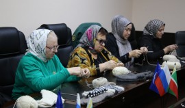 Активистки «Женского движения Единой России» связали тёплые носки для участников СВО| грозный, чгтрк