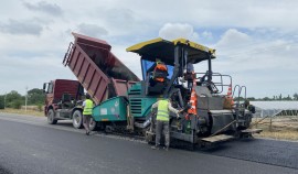 В Чеченской Республике в рамках дорожного нацпроекта ремонтируют подъездную дорогу к селу Азамат-юрт