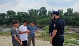 Сотрудники полиции Грозненского района напомнили детям и родителям о правилах безопасности на воде