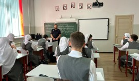 В школах Алхан-Калы инспекторы ПДН провели воспитательные беседы| грозный, чгтрк