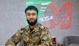 Офицер Росгвардии принял участие в эфире радио «Грозный» ко Дню Героев Отечества