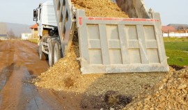 В селе Тевзана строят новую гравийную дорогу по обращению жителей