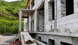 В селе Итум-Кали продолжается строительство современной школы на 220 мест