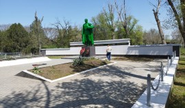 Территории более 60 памятников и мемориалов благоустроили в Чеченской Республике