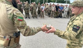 В Чеченской Республике военнослужащим передали брошюры «Живу, сражаюсь, побеждаю!»