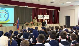 В Чеченской Республике военнослужащие Росгвардии провели уроки мужества для школьников