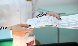 С 1 февраля поликлиники смогут отказаться от бумажных медицинских карт