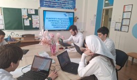 Более 300 старшеклассников из трех регионов проходят отборочный этап олимпиады в Грозном