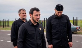 Школе хафизов в Грозненском районе передали три новых автомобиля от РОФ им. А.-Х. Кадырова
