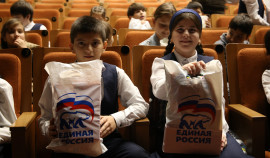 «Единая Россия» и «Защитники Отечества» организовали для детей участников СВО поход на спектакль