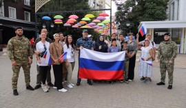 Росгвардейцы ЧР развернули патриотическую акцию в честь Дня Государственного флага России| грозный, чгтрк