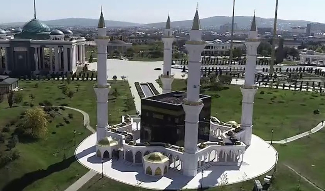 Грозный мекка. Мечеть Хамзата Грозный. Мекка в Грозном. Мечеть Хамзата дяди пророка. Мечеть Рамзана Кадырова в Грозном.