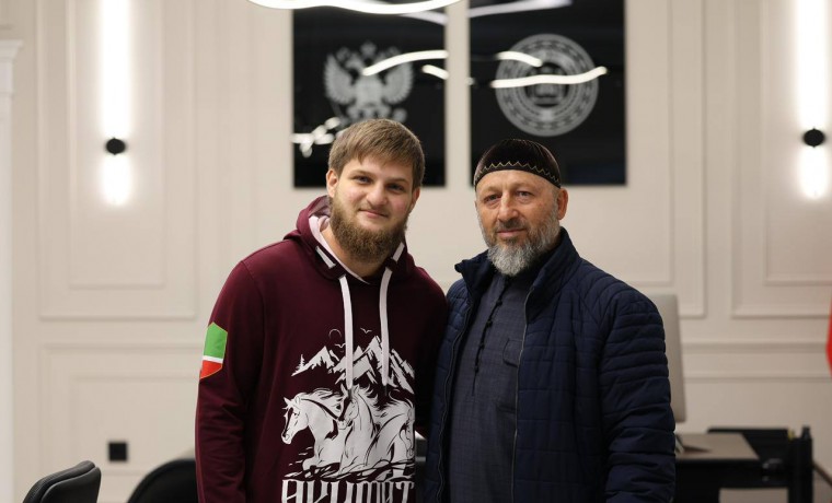 Ахмат Кадыров передал денежные средства от РОФ им. А.-Х. Кадырова тренеру сгоревшего спортзала