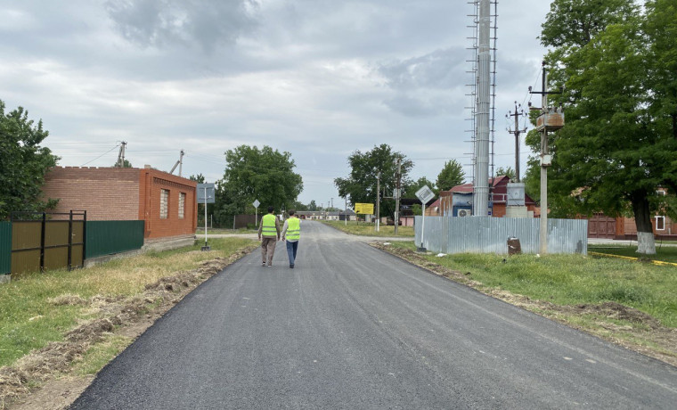 В Наурском районе продолжается ремонт подъезда к селу Рубежное в рамках нацпроекта