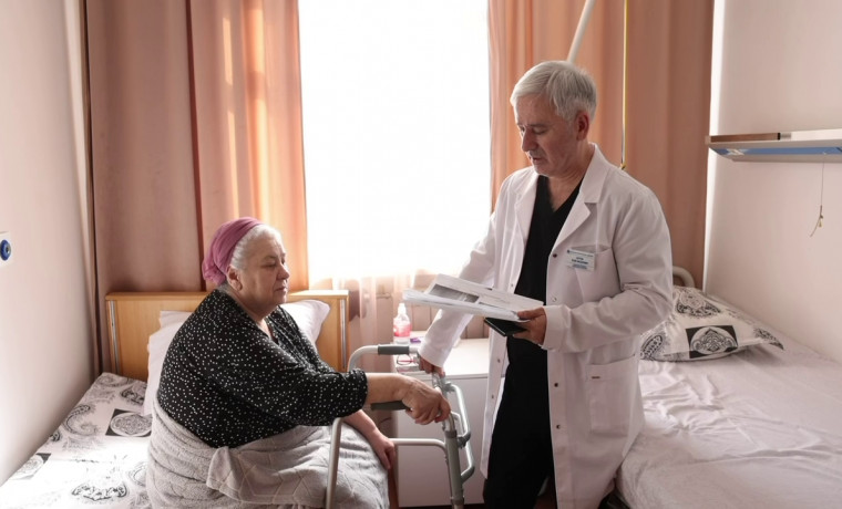 Обратившимся на прямой эфир с Адамом Алхановым пациентам провели внеочередные операции