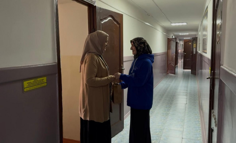 Активисты «Молодой Гвардии» поздравили преподавателей с Днём бабушек и дедушек