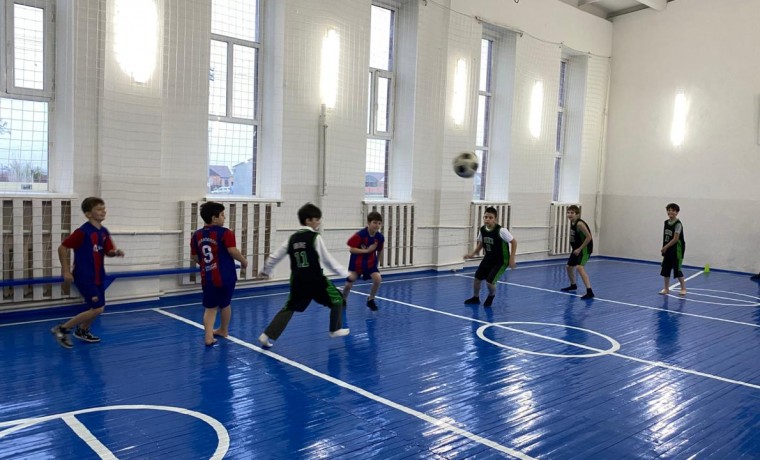 Турнир по мини-футболу ко Дню сотрудника ОВД прошел в школе №4 г. Серноводское