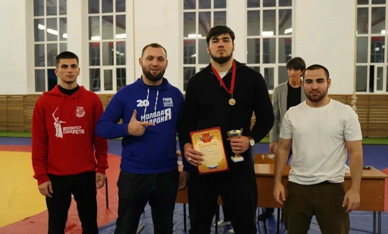 «Молодая Гвардия» и Волонтёрская Рота провели турнир по армрестлингу