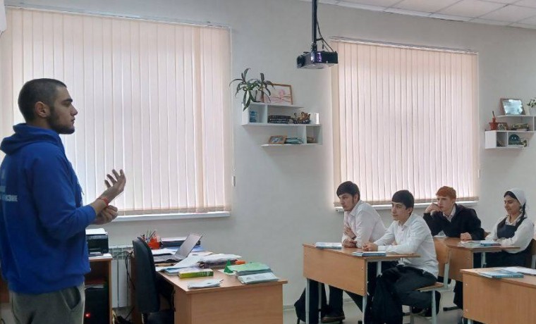 Активист «Молодой Гвардии Единой России» провёл открытый урок для школьников