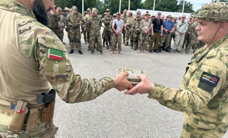 В Чеченской Республике военнослужащим передали брошюры «Живу, сражаюсь, побеждаю!»