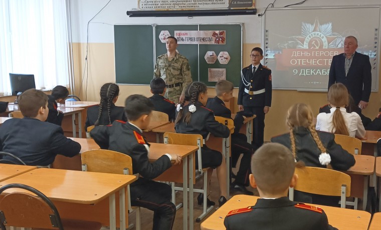 В Чеченской Республике росгвардейцы рассказали школьникам о Героях Отечества