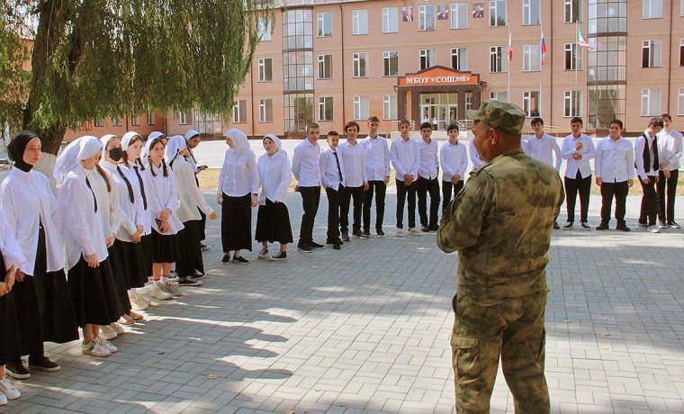 Ко Дню солидарности в борьбе с терроризмом военнослужащие Росгвардии встретились со школьниками