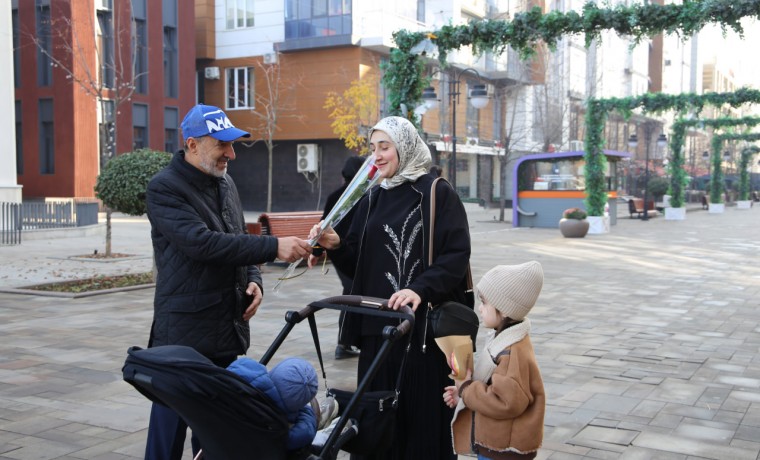 В Грозном партия «Единая Россия» организовала поздравления женщин с Днем матери