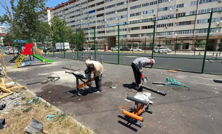 В рамках массовых субботников в Грозном обновляют спортивные и детские площадки